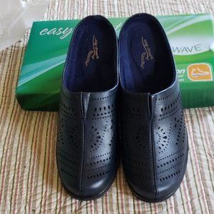 SALE...Adorable Navy Mules by Easy Street💜🩵